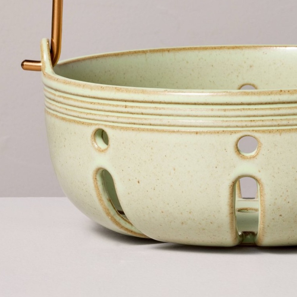 ✨Sold Out✨Stoneware Berry Bowl with Wooden Carry Handle Green  Hearth & Hand NWT - Picture 3 of 3